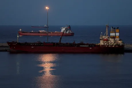 Vase de transport petrolier ancorate în apele internaționale la apus.
