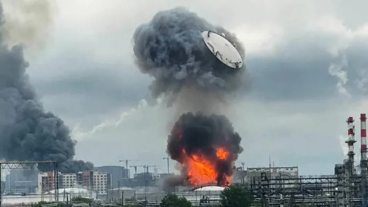Explozie masivă într-o zonă industrială, cu fum și flăcări vizibile.