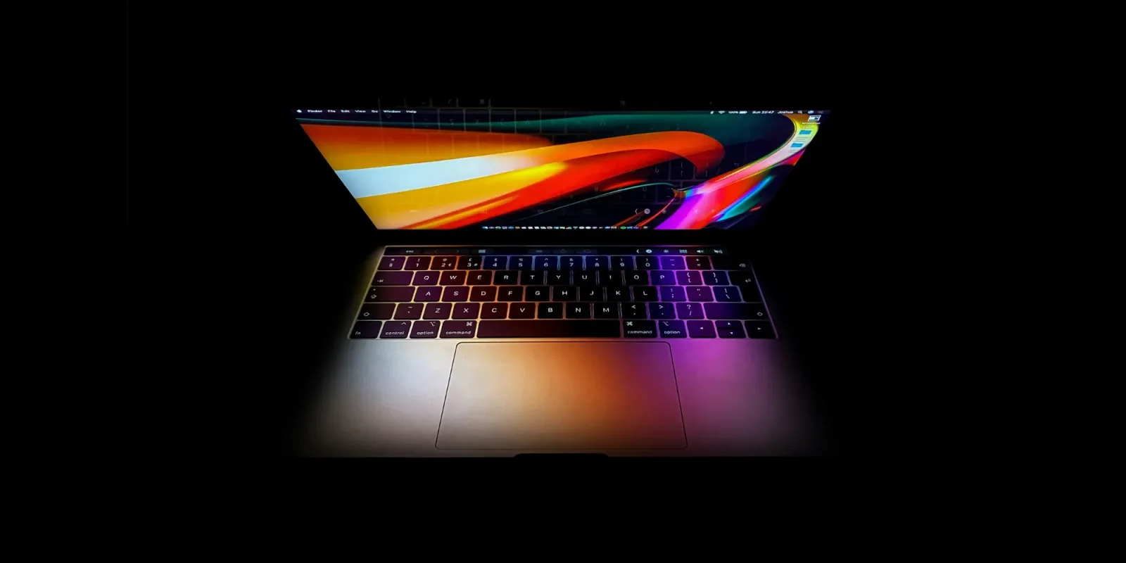 Laptop modern cu design elegant și tastatură iluminată.