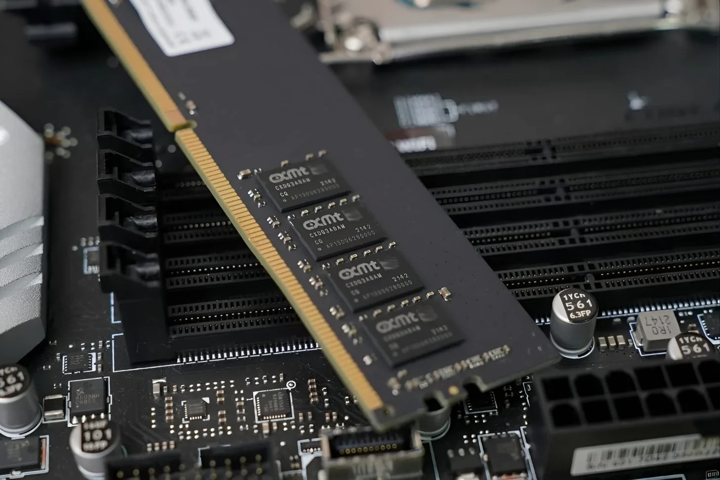 Module RAM DDR5 de la CXMT pe o placă de bază, evidențiind tehnologia modernă.