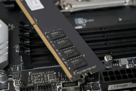 Module RAM DDR5 de la CXMT pe o placă de bază, evidențiind tehnologia modernă.