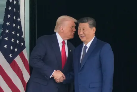 Întâlnire între liderii Chinei și SUA, discutând despre influența globală.
