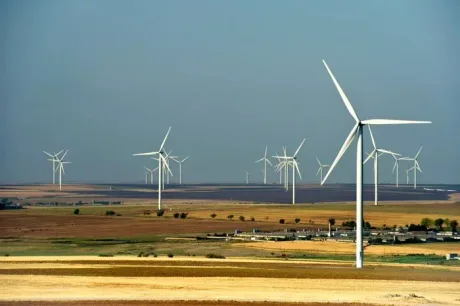 Turbine eoliene în peisajul din județul Tulcea, simbol al energiei verzi.