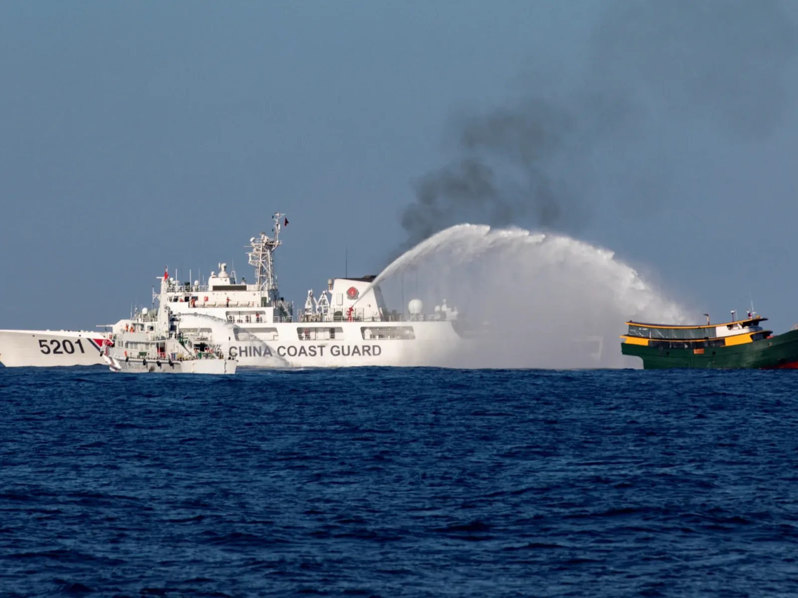 Nave chineze folosesc tunuri cu apă împotriva ambarcațiunilor filipineze în Marea Chinei de Sud.