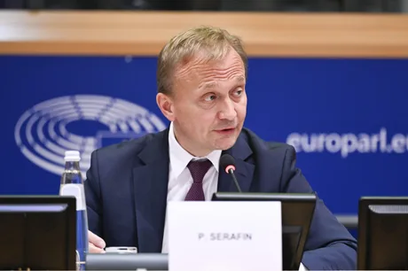 Piotr Serafin discutând despre securitatea Uniunii Europene în cadrul unei întâlniri oficiale.