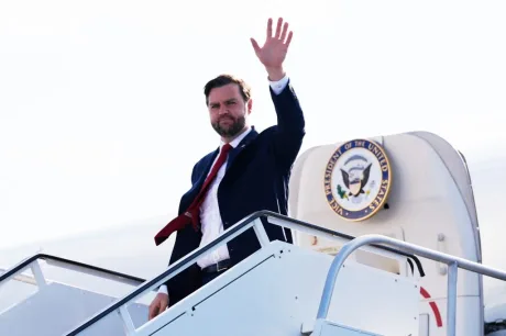 Vicepreședintele JD Vance salută participanții la CPAC.