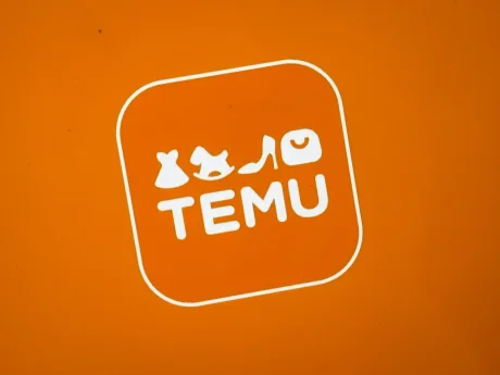 Logo-ul platformei Temu pe fundal portocaliu.