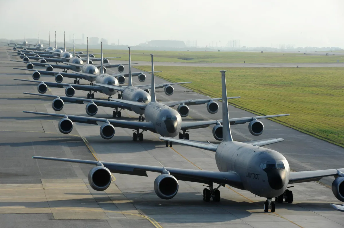 Avioane KC-135 Stratotanker staționate pe pista bazei aeriene Prince Sultan.