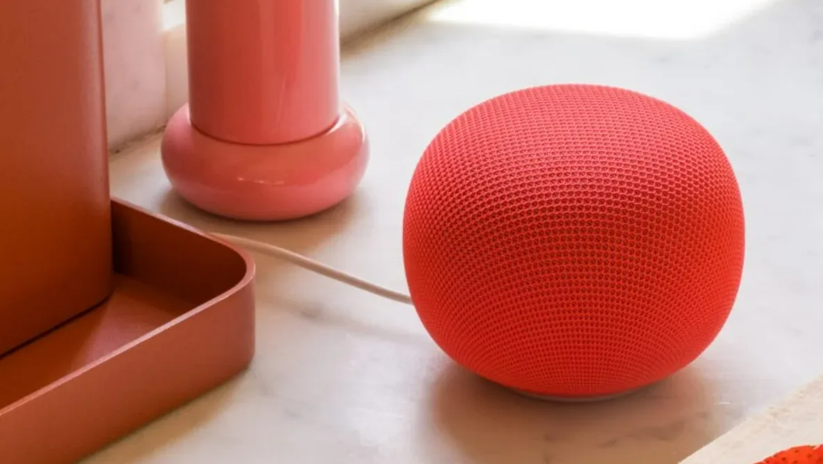 Difuzor inteligent Google Home Speaker într-un decor modern.