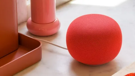 Difuzor inteligent Google Home Speaker într-un decor modern.