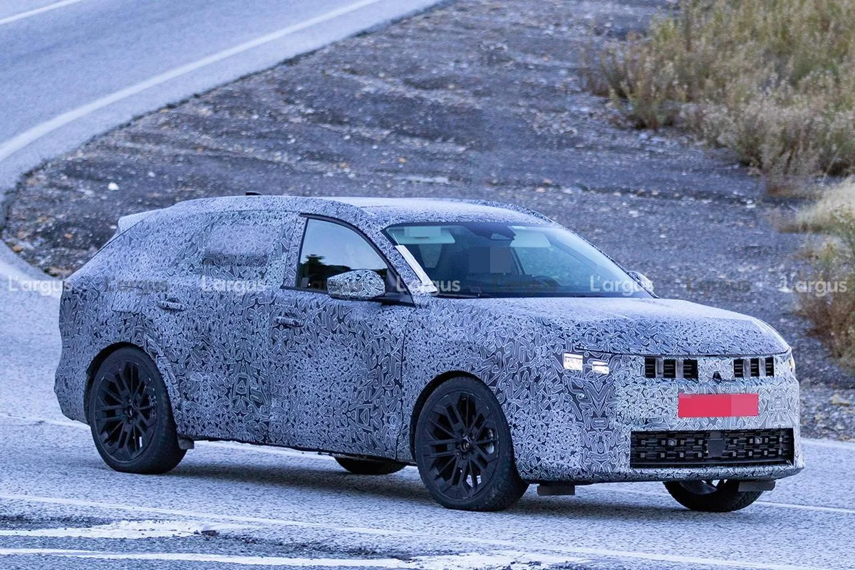 Dacia C-Neo camuflată surprinsă în teste pe drum.