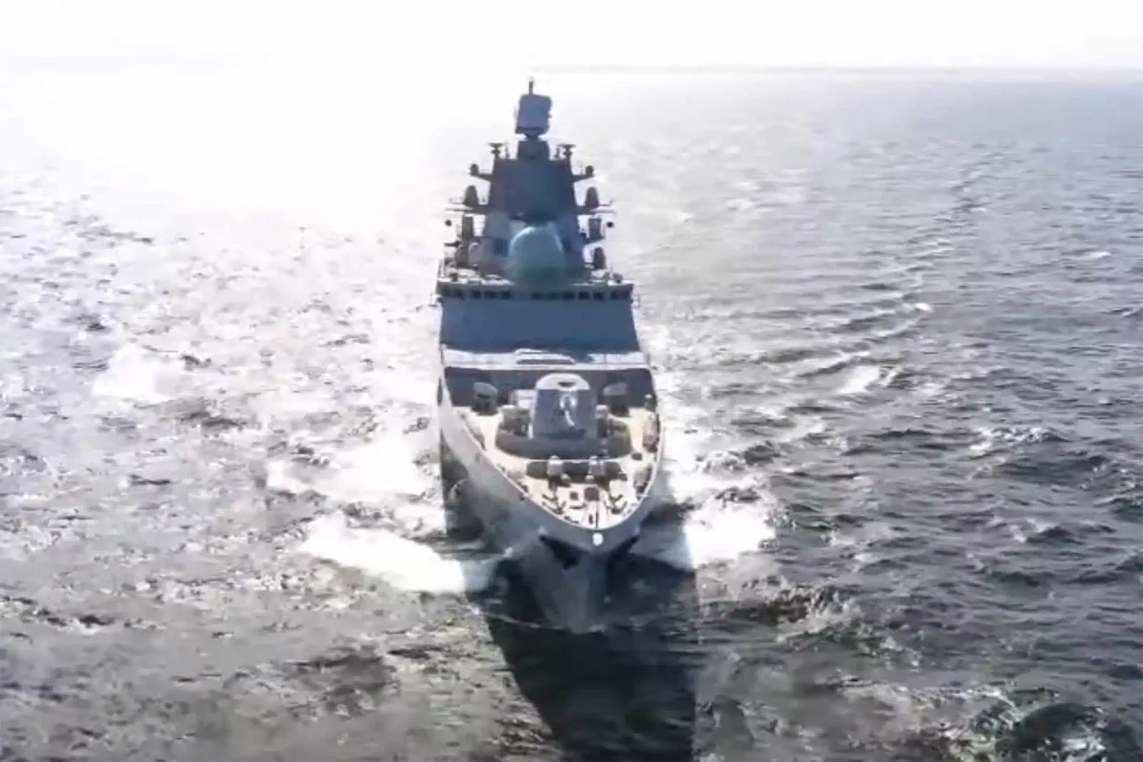 Fregata rusească Amiral Kasatonov navigând pe Marea Baltică, în contextul tensiunilor internaționale.