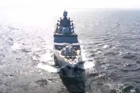 Fregata rusească Amiral Kasatonov navigând pe Marea Baltică, în contextul tensiunilor internaționale.