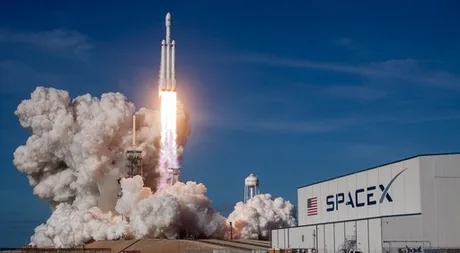 Racheta SpaceX decolează, simbolizând inovația și influența lui Musk.