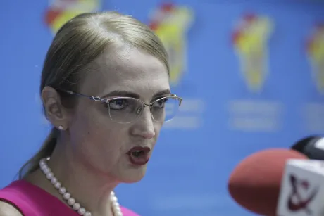 Elena-Simina Tănăsescu vorbește la o conferință de presă.