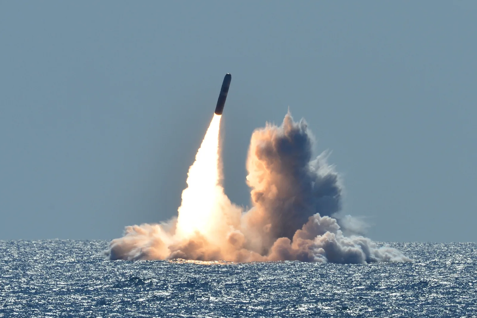 Lansare a rachetei Trident II D5LE2 dintr-un submarin pe mare.