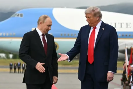 Vladimir Putin și Donald Trump interacționează într-un context diplomatic important.