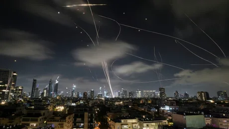 Rachete interceptate în noaptea din Tel Aviv, cu orașul în fundal.