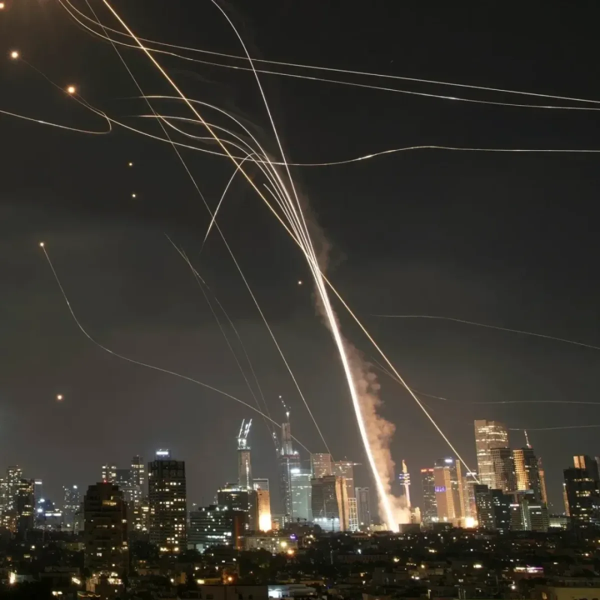 Interceptori Arrow lansând rachete în noaptea din Tel Aviv.
