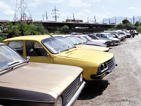 Autovehicule vechi parcate, pregătite pentru programul Rabla Auto.