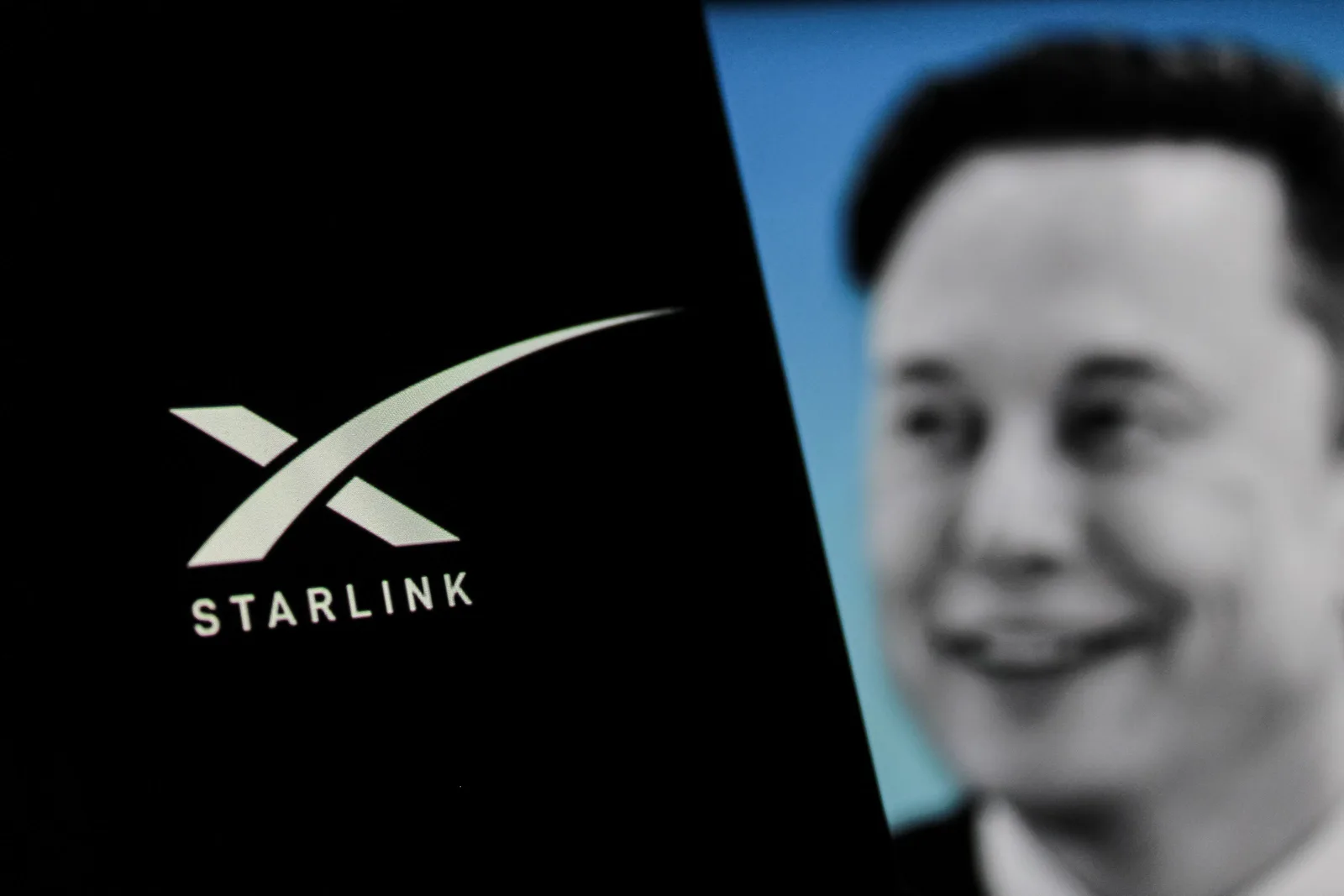 Logo Starlink pe fundal, simbolizând inovația tehnologică a SpaceX.