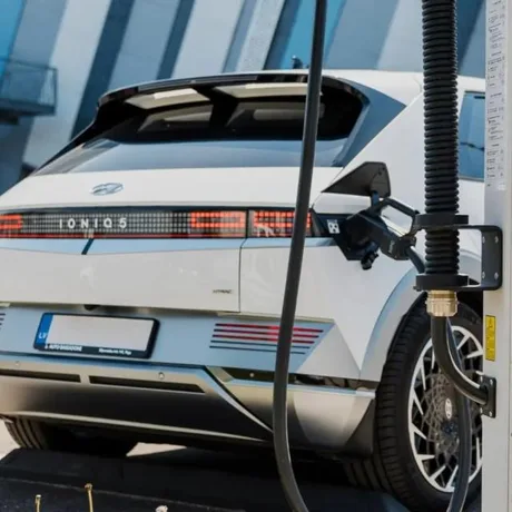 Mașină electrică la încărcare, evidențiind tehnologia modernă și designul avansat.