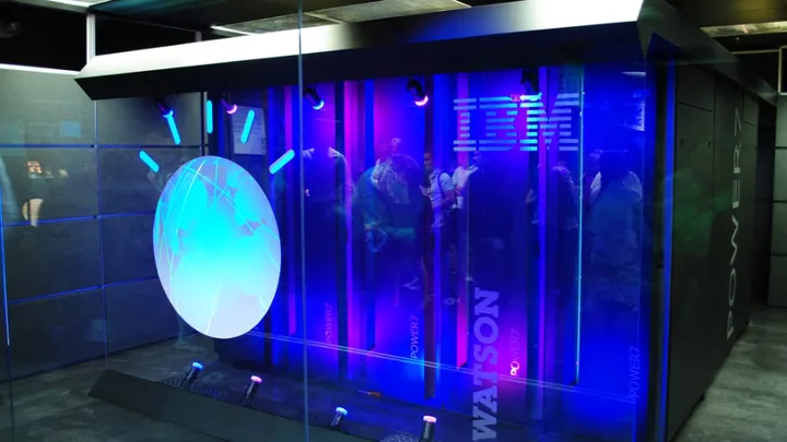 Un sistem IBM iluminat, simbolizând inovația în tehnologia informației.
