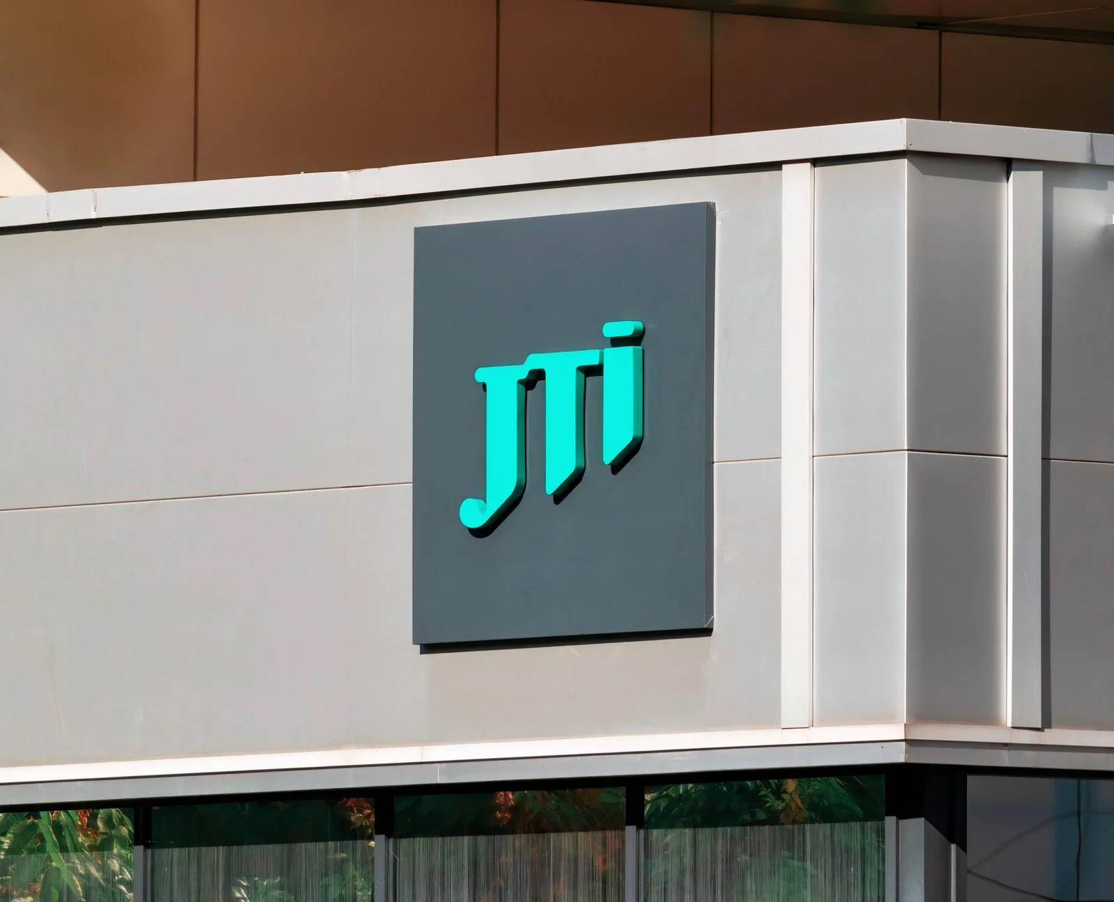 Logo-ul JTI pe clădirea unei fabrici moderne din România.