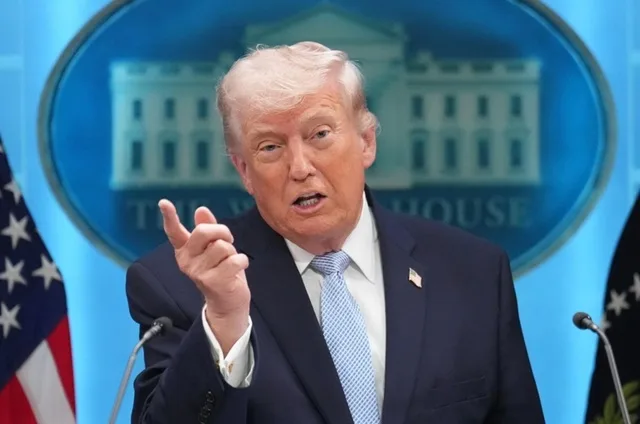 Donald Trump discută despre provocările identificării uraniului iranian după atacurile recente.