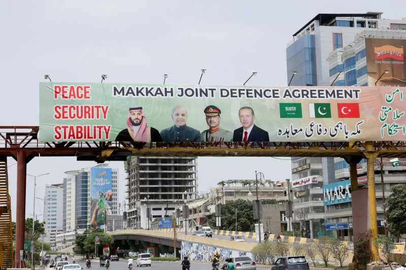 Banner care promovează acordul de apărare între Turcia, Arabia Saudită și Pakistan.