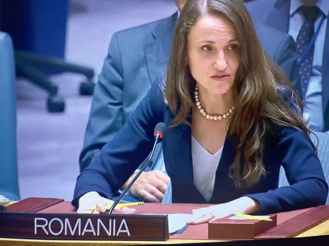Oana Ţoiu discutând despre guvernul propus în Parlament.