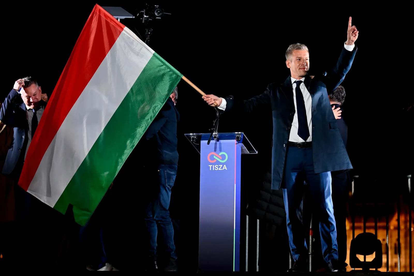 Peter Magyar sărbătorește victoria cu steagul Ungariei în mână.