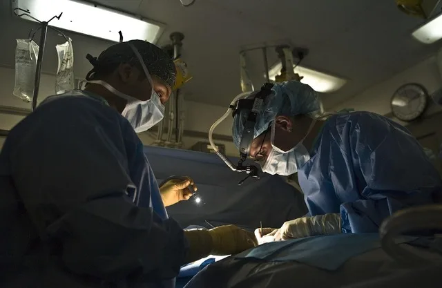 Chirurgi în timpul unei intervenții chirurgicale complexe la spital.