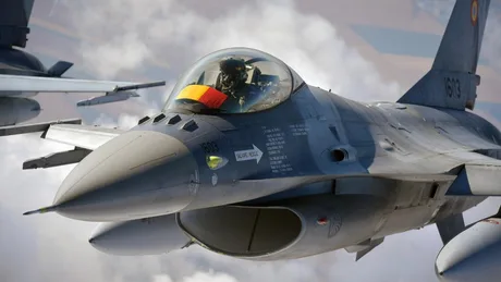 Avion de vânătoare NATO în acțiune, protejând spațiul aerian.