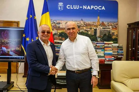 Emil Boc și Ilie Bolojan discută despre proiectele de dezvoltare ale Clujului.