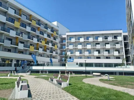 Cămin studențesc modern cu spații verzi și facilități pentru studenți.