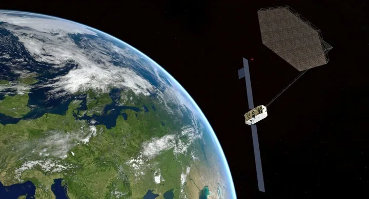 Satelit în orbită, cu Pământul vizibil în fundal.