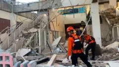 Echipe de salvare inspectează pagubele provocate de cutremur pe insula Flores.