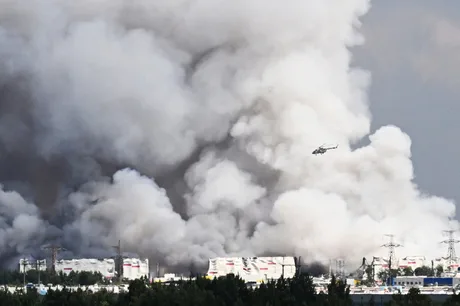 Fum dens se ridică deasupra unui centru logistic distrus în urma atacurilor cu drone.