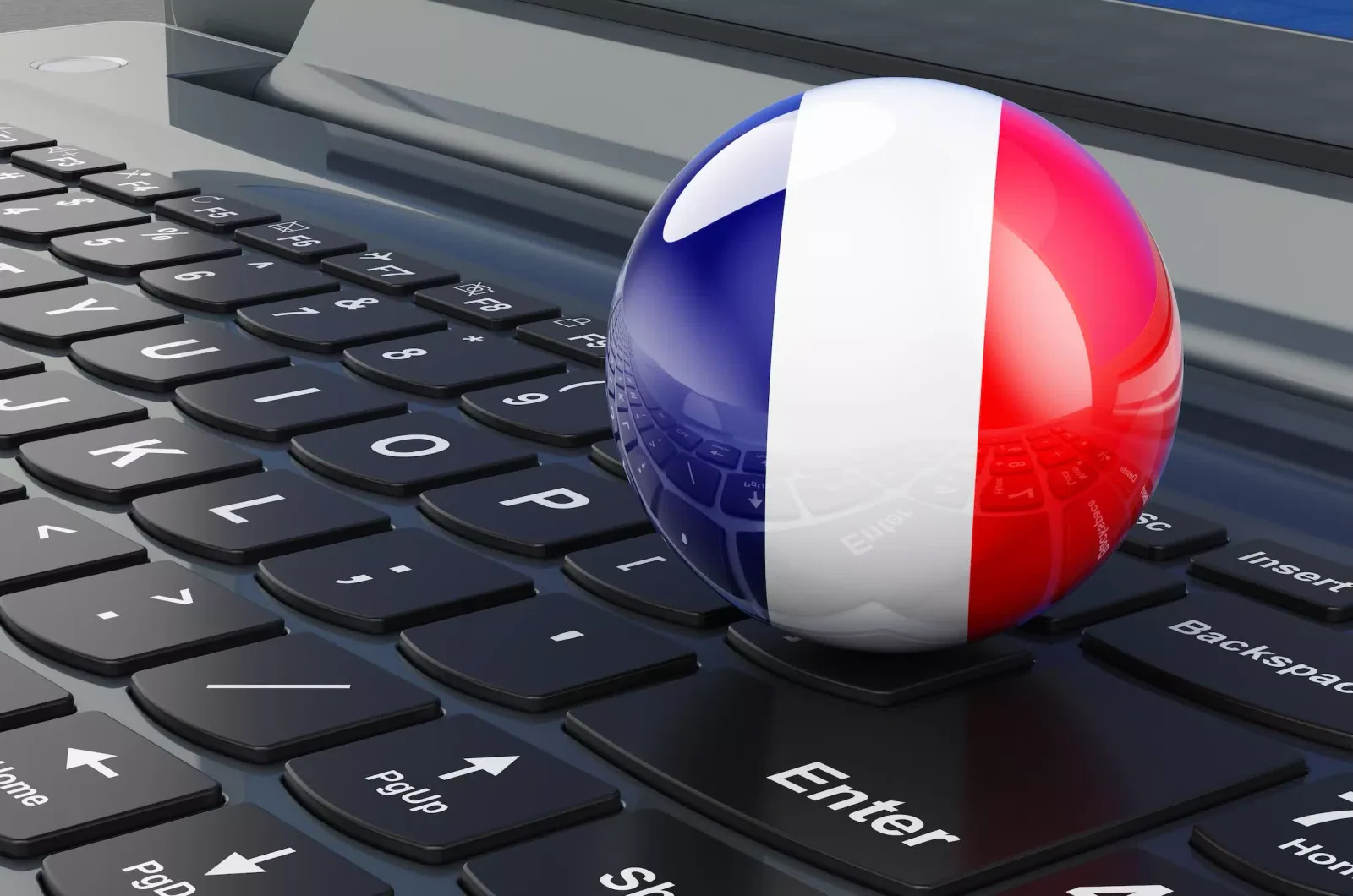 Un glob cu steagul Franței pe un tastatură de laptop.