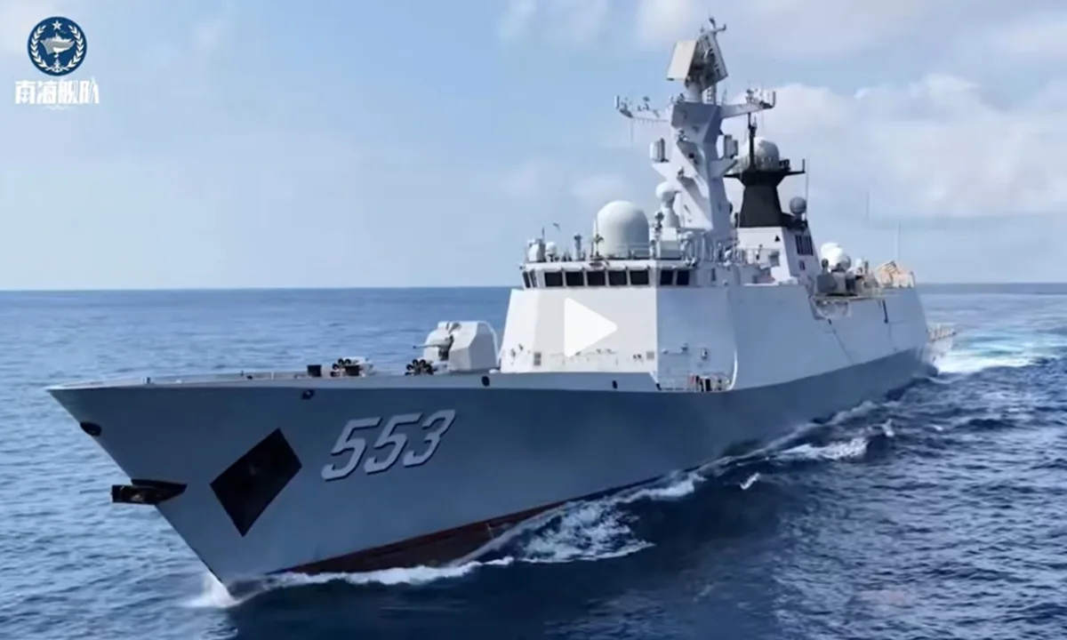 Fregata Type 054A Dali navigând în Marea Chinei de Sud.