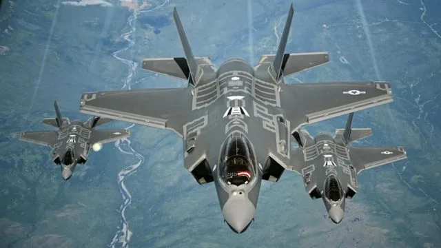 Avioane F-35 în zbor, simbolizând puterea militară a Finlandei.