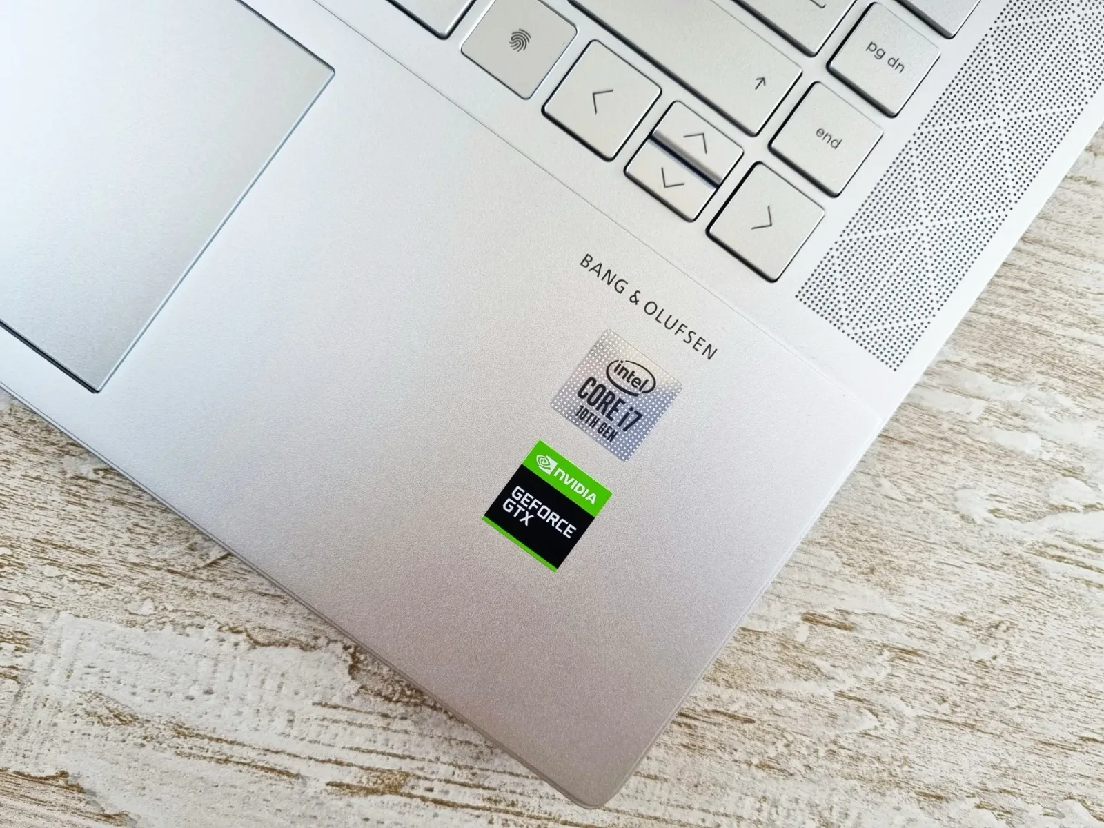 Logo-uri pe un laptop, evidențiind tehnologia Nvidia și Intel.