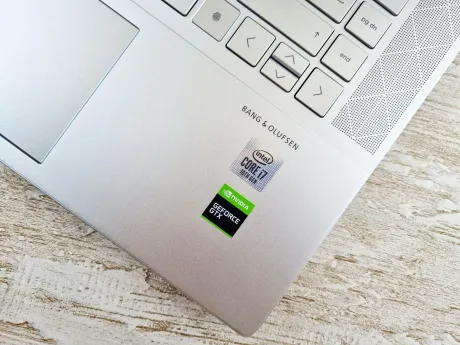 Logo-uri pe un laptop, evidențiind tehnologia Nvidia și Intel.