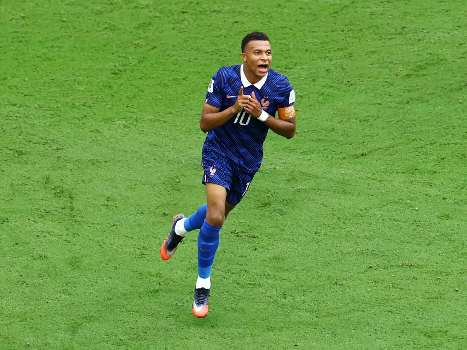 Kylian Mbappé sărbătorește un gol important pentru Franța.