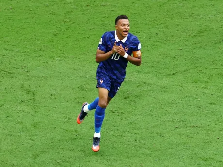 Kylian Mbappé sărbătorește un gol important pentru Franța.