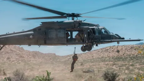 Elicopter HH-60W în acțiune, demonstrând capacitățile de salvare în luptă.