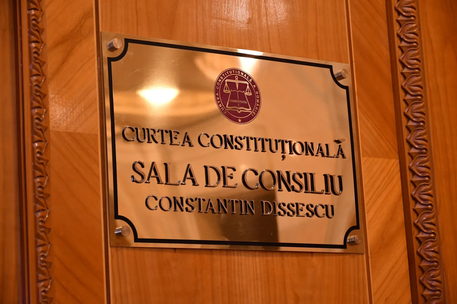 Placa de identificare a Sălii de Consiliu a Curții Constituționale din România.