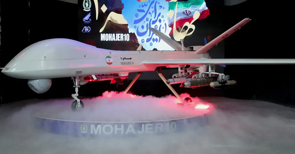 Dronă iraniană Mohajer expusă, simbol al tensiunilor din Marea Arabiei.