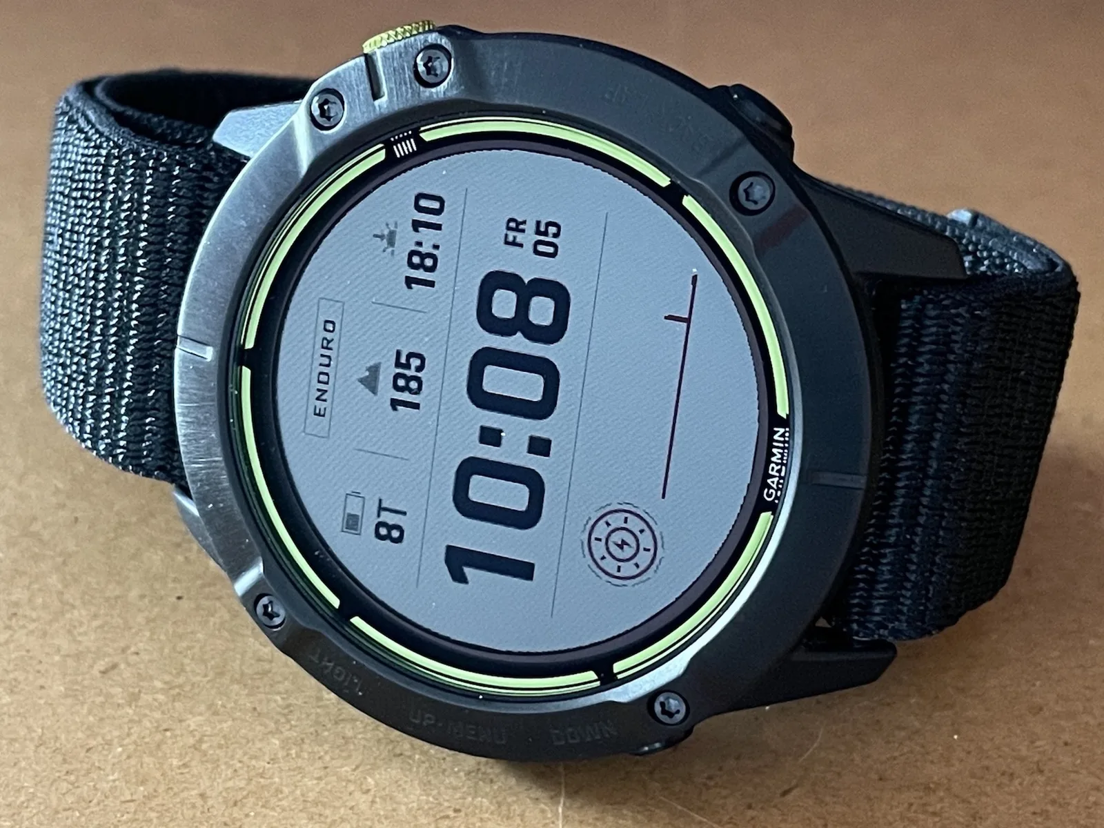Ceas Garmin Enduro 4 cu un design modern și funcții avansate.